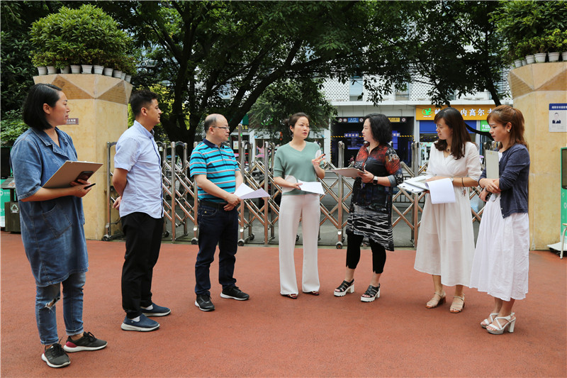 绵阳市教育技术中心主任吴明友一行莅临市花园实验幼儿园进行"智慧